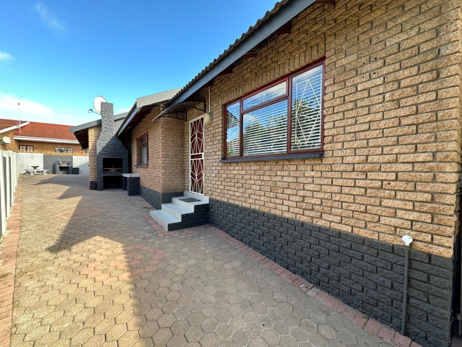 7 Bedroom Property for Sale in Hartenbos Central Western Cape